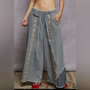 NEW POL : Contrast Buckle Back Floral Trim
Down Woven Pants